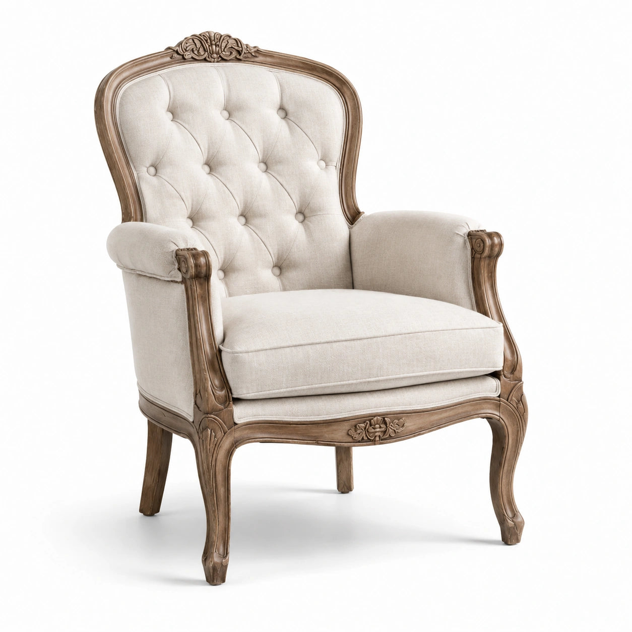 Fauteuil classique en bois sculpté, tissu beige et dossier capitonné, 78 x 82 x 108 cm